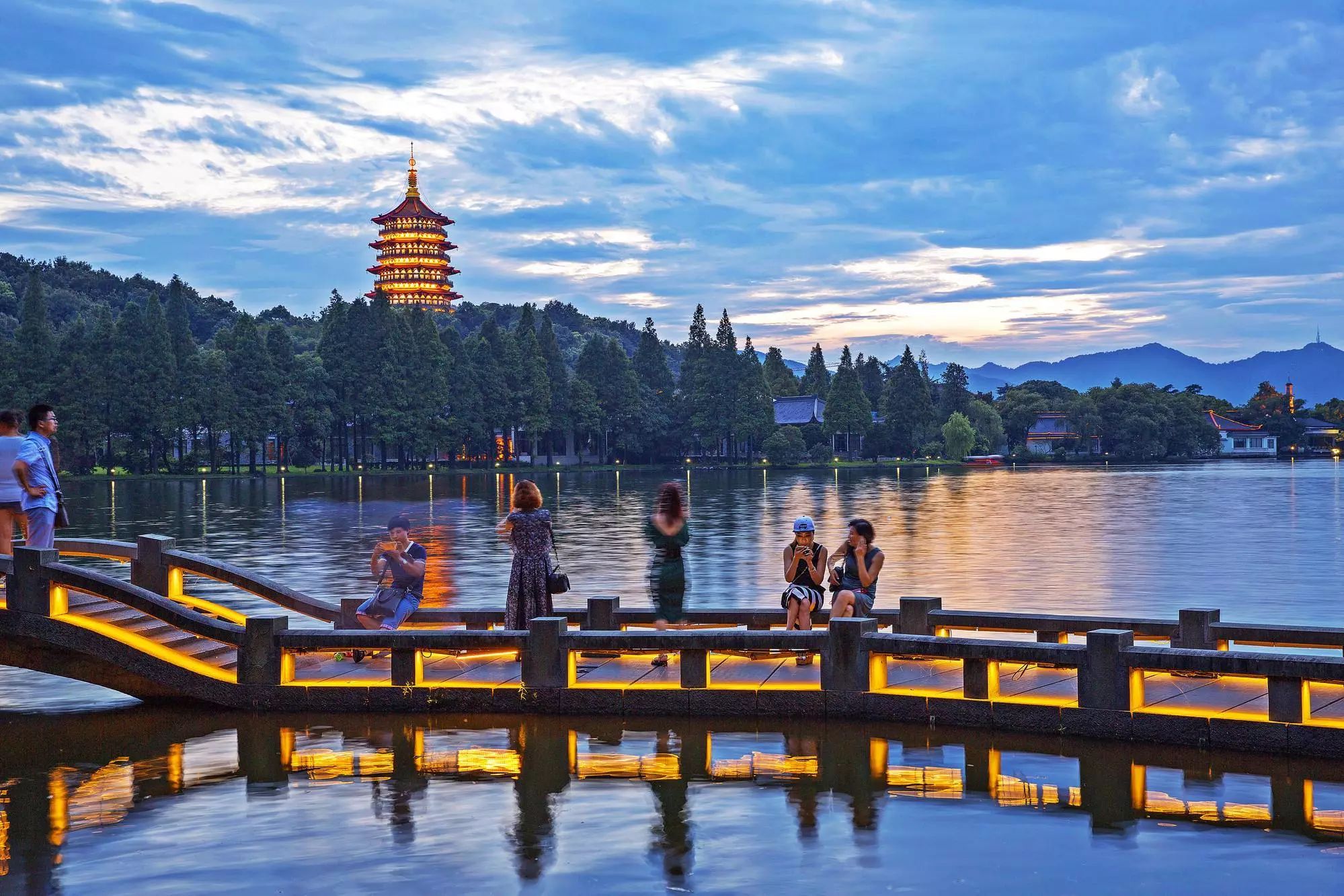 南京、靈山大佛、魔都上海、西湖美景、烏鎮(zhèn)、夜景蘇州古運河、夜登金茂大廈·船游黃浦江、杭州宋城5日游全攻略